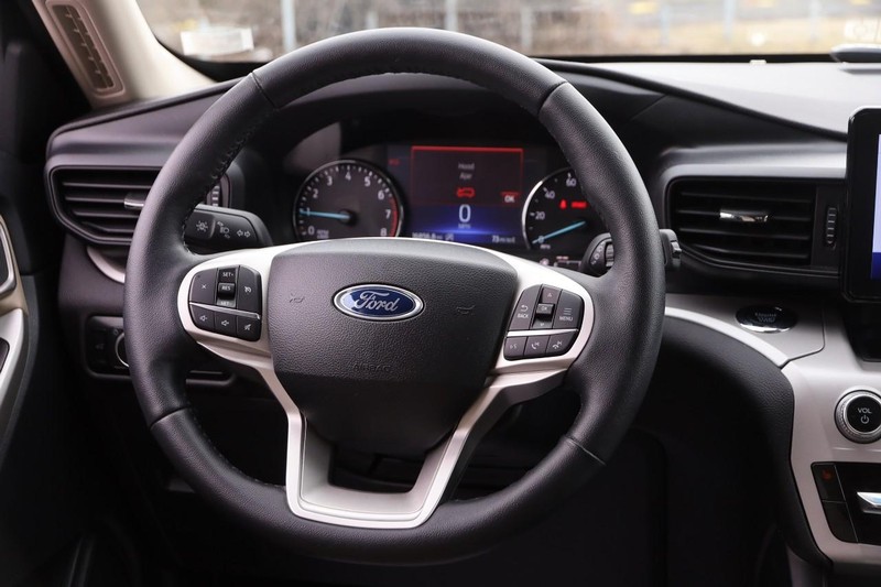 Ford Explorer Vehicle Image 24