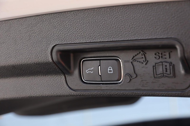 Ford Explorer Vehicle Image 08