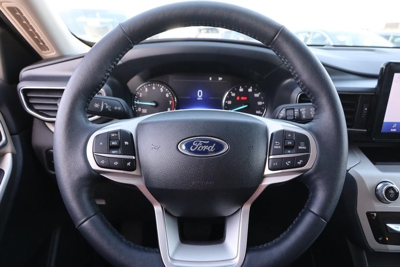 Ford Explorer Vehicle Image 12