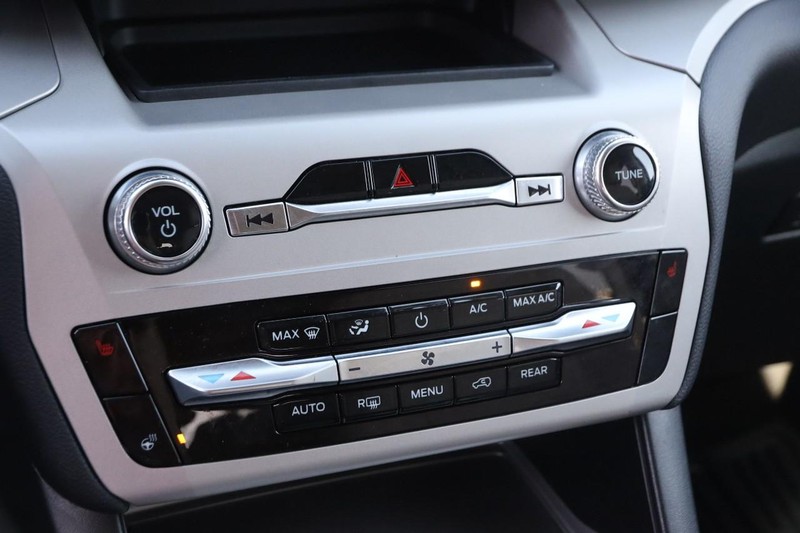 Ford Explorer Vehicle Image 19