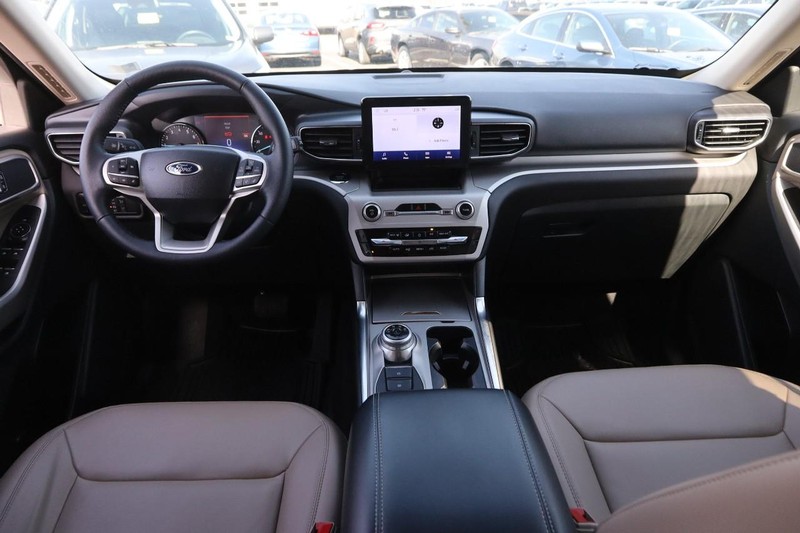 Ford Explorer Vehicle Image 22