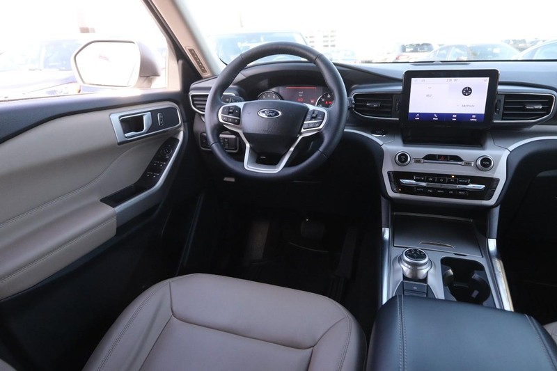 Ford Explorer Vehicle Image 23