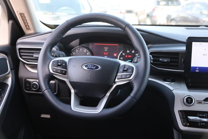 Ford Explorer Vehicle Image 24