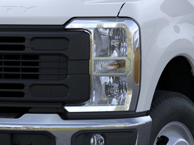 Ford Super Duty F-350 DRW Vehicle Image 18
