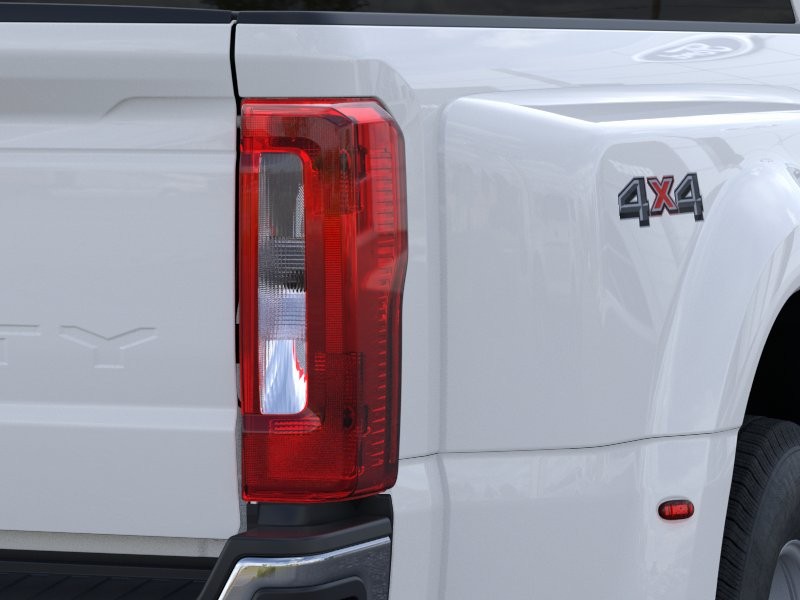 Ford Super Duty F-350 DRW Vehicle Image 21