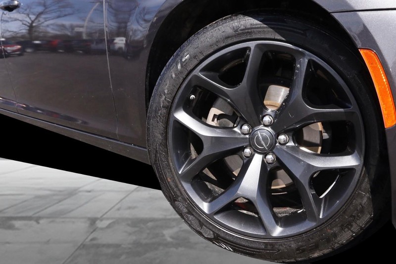 Chrysler 300 Vehicle Image 03