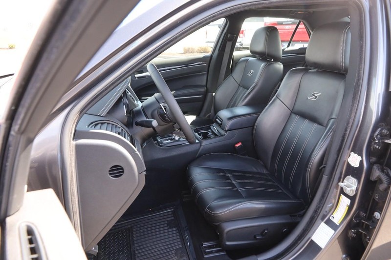 Chrysler 300 Vehicle Image 09