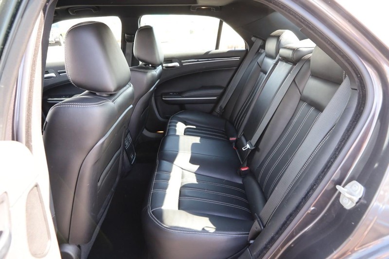 Chrysler 300 Vehicle Image 10
