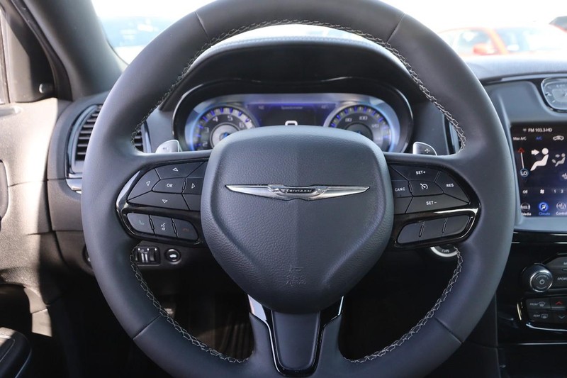 Chrysler 300 Vehicle Image 11