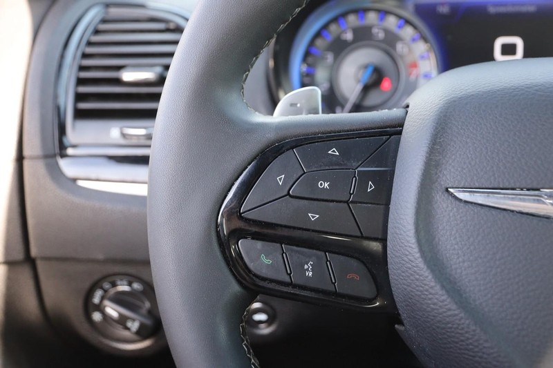 Chrysler 300 Vehicle Image 12