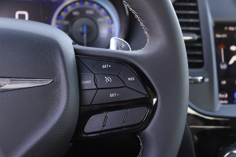 Chrysler 300 Vehicle Image 13