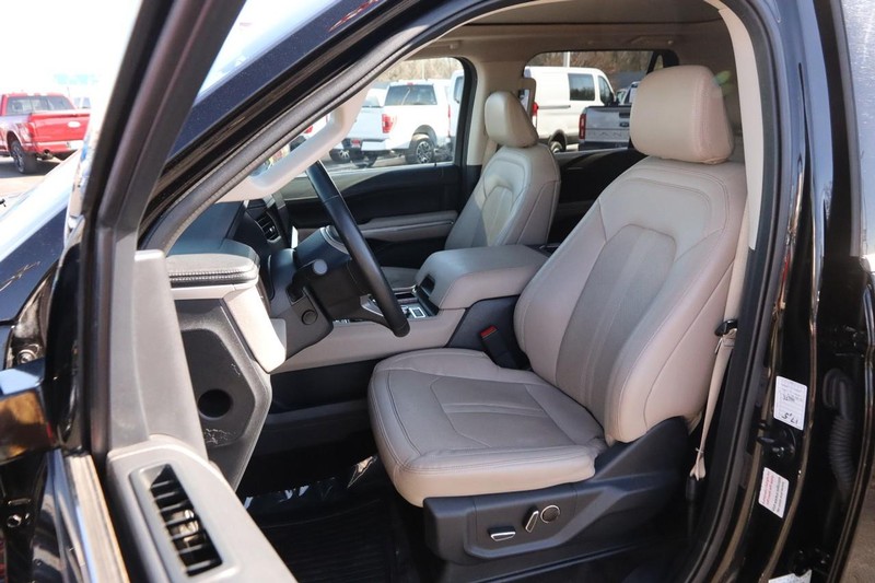 Ford Expedition Max Vehicle Image 11