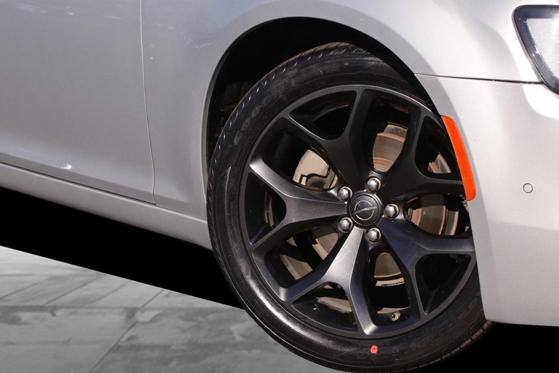 Chrysler 300 Vehicle Image 03