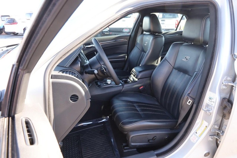 Chrysler 300 Vehicle Image 09