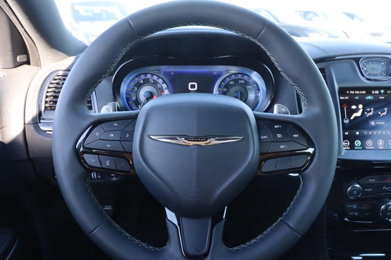 Chrysler 300 Vehicle Image 11