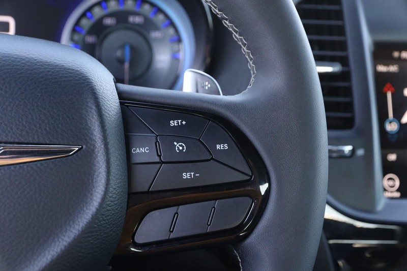 Chrysler 300 Vehicle Image 13