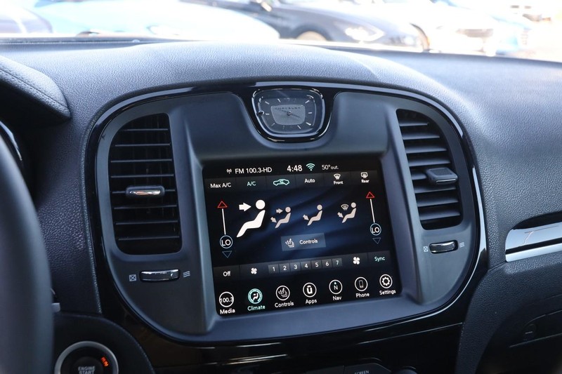 Chrysler 300 Vehicle Image 16