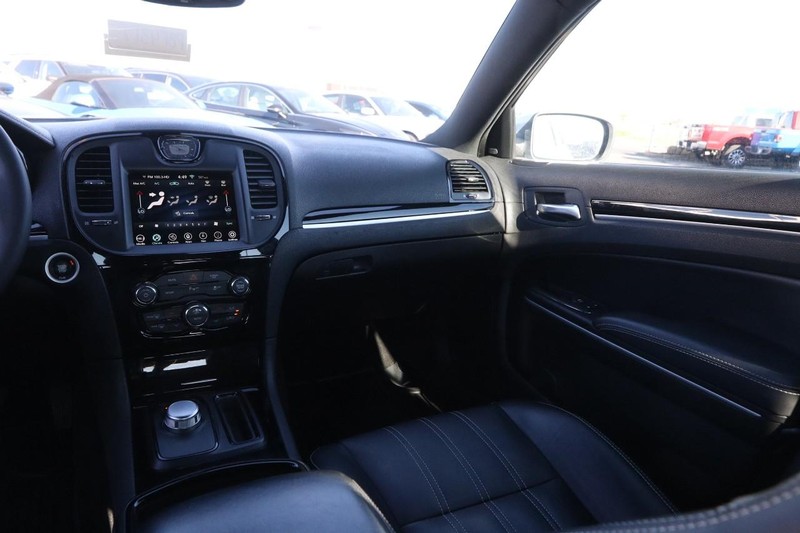 Chrysler 300 Vehicle Image 24