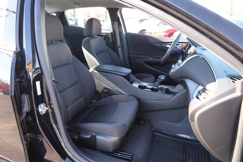 Chevrolet Malibu Vehicle Image 24
