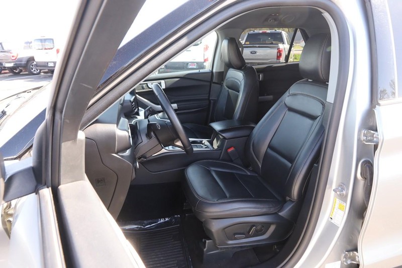 Ford Explorer Vehicle Image 09