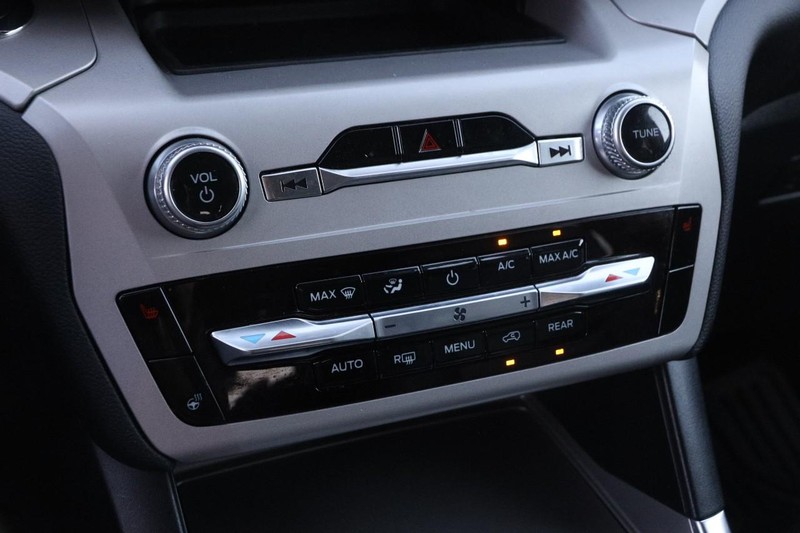Ford Explorer Vehicle Image 19