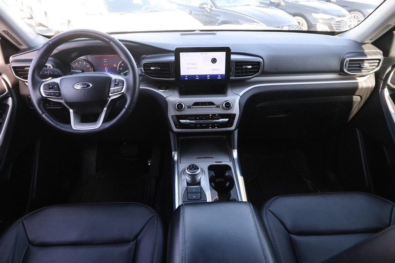 Ford Explorer Vehicle Image 22