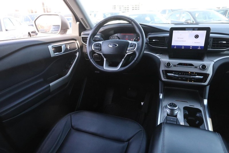Ford Explorer Vehicle Image 23