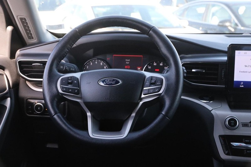 Ford Explorer Vehicle Image 24