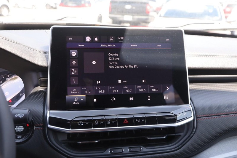 Jeep Compass Vehicle Image 15