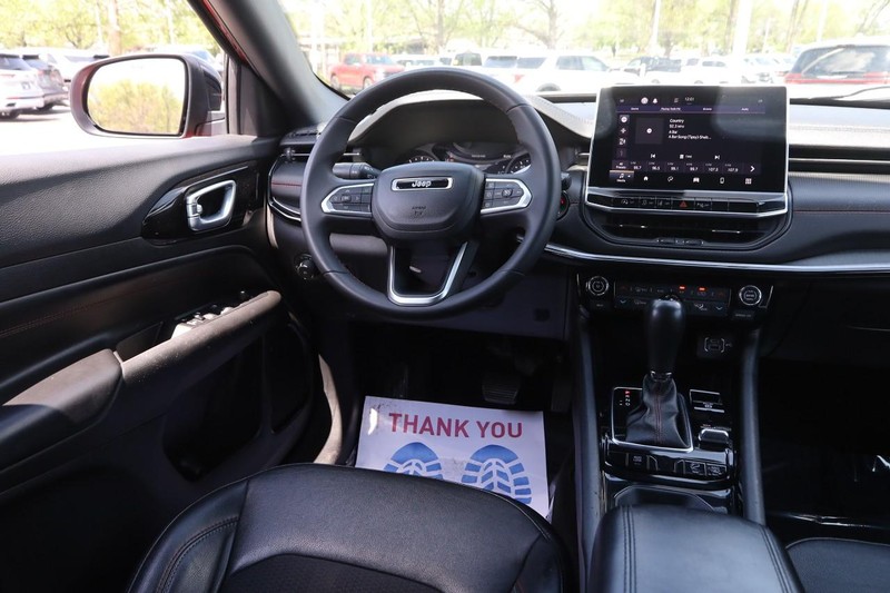 Jeep Compass Vehicle Image 21
