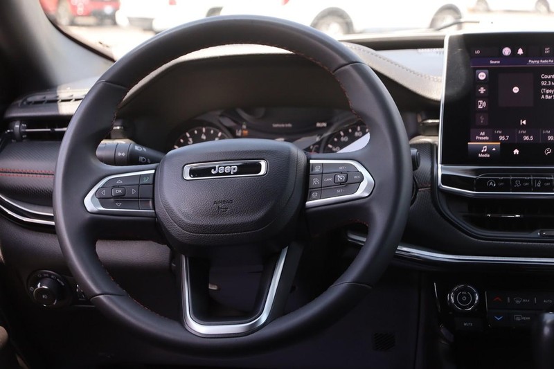 Jeep Compass Vehicle Image 22
