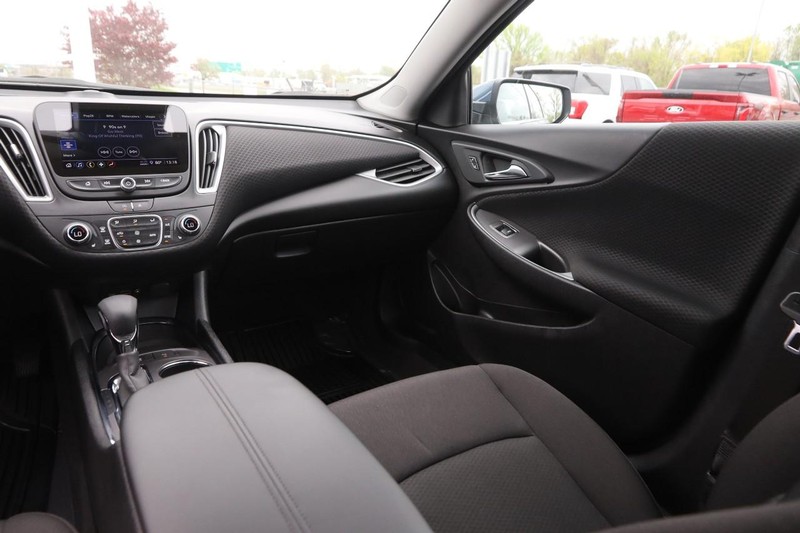 Chevrolet Malibu Vehicle Image 23