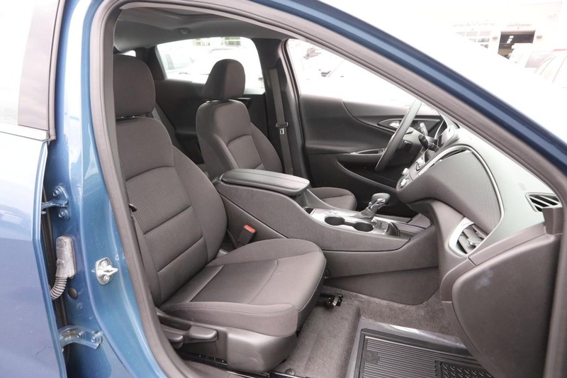 Chevrolet Malibu Vehicle Image 24