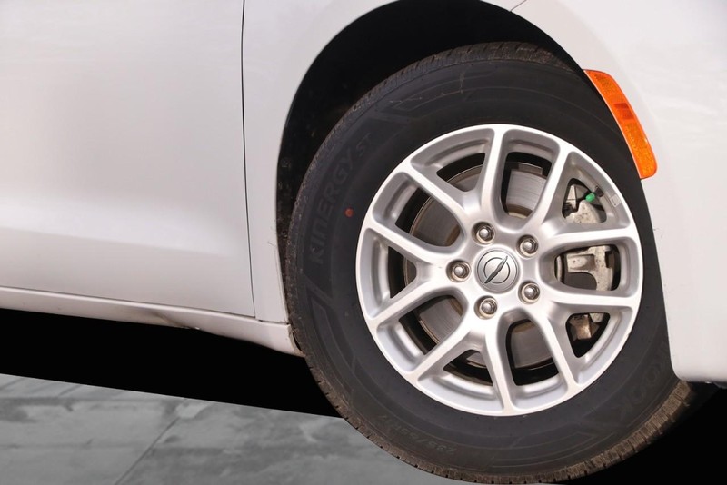 Chrysler Voyager Vehicle Image 03
