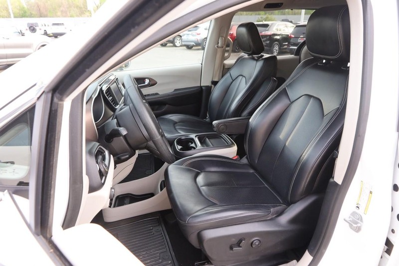 Chrysler Voyager Vehicle Image 09