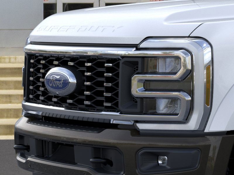 Ford Super Duty F-450 DRW Vehicle Image 17