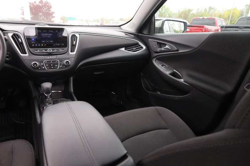 Chevrolet Malibu Vehicle Full-screen Gallery Image 23