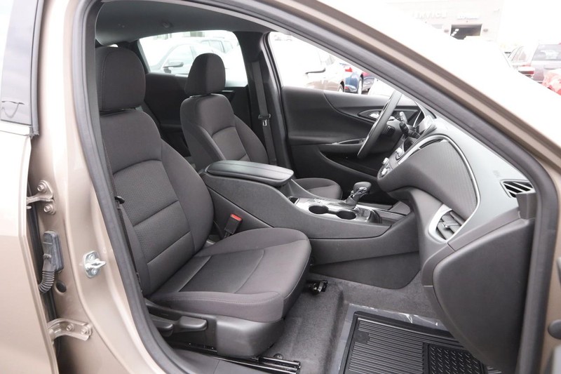 Chevrolet Malibu Vehicle Full-screen Gallery Image 24