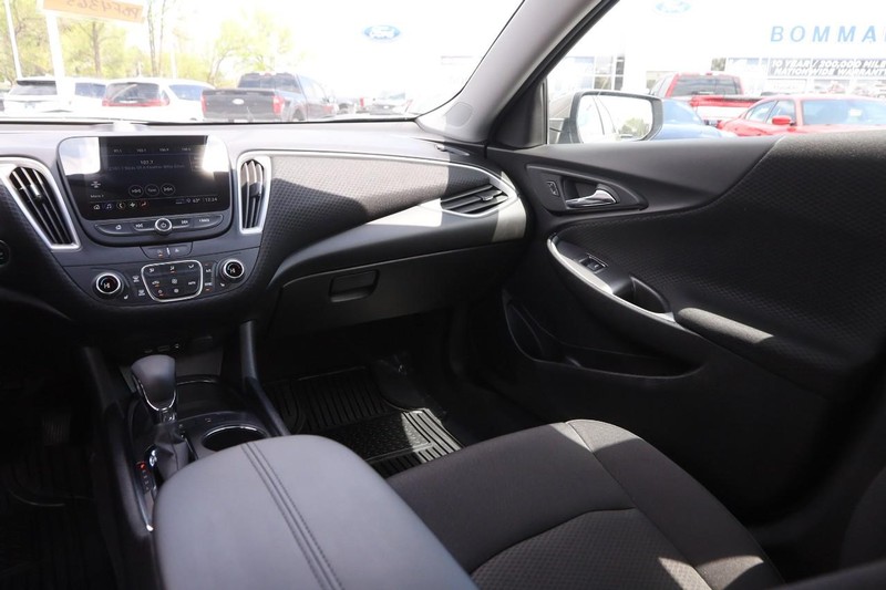 Chevrolet Malibu Vehicle Image 22