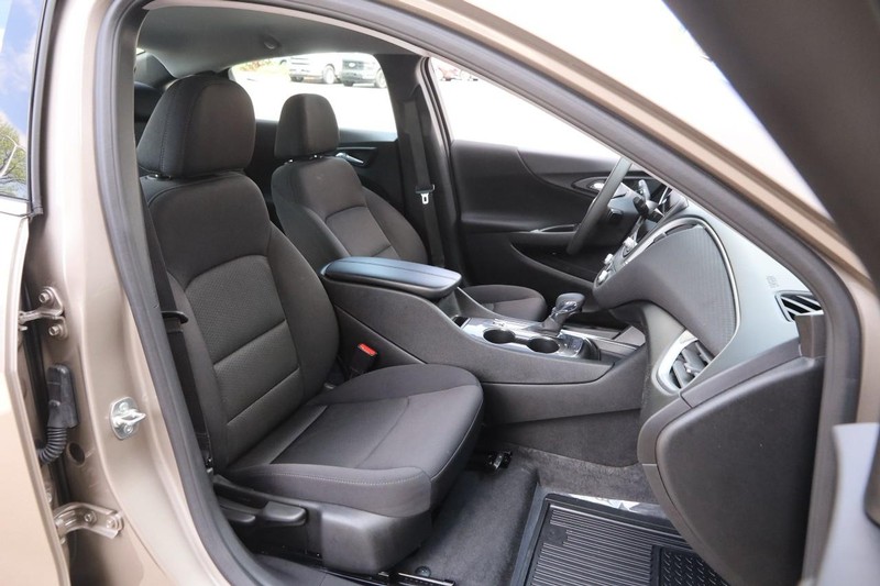 Chevrolet Malibu Vehicle Image 24
