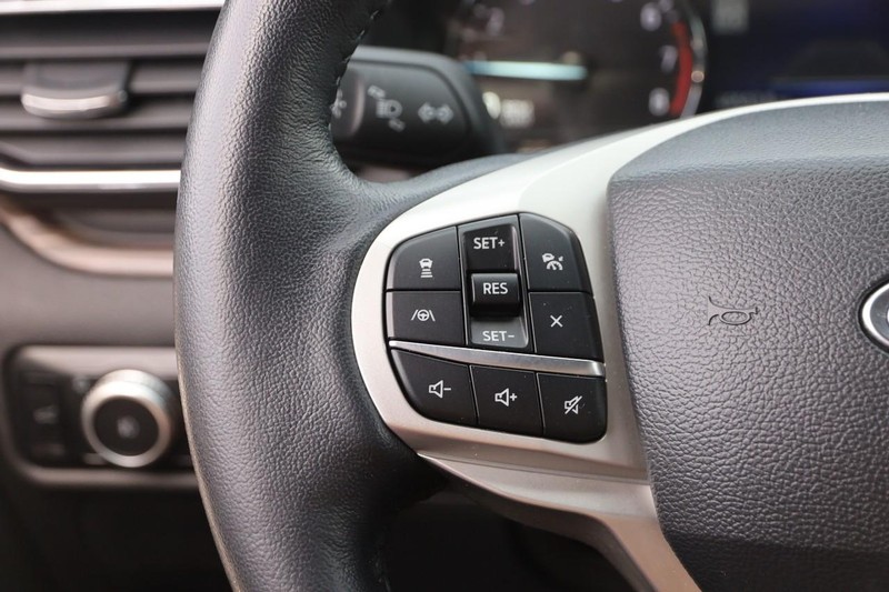 Ford Explorer Vehicle Image 12
