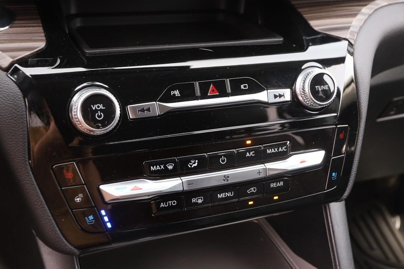 Ford Explorer Vehicle Image 18