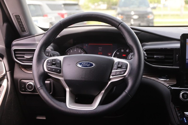 Ford Explorer Vehicle Image 23