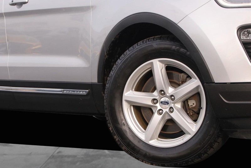 Ford Explorer Vehicle Image 03