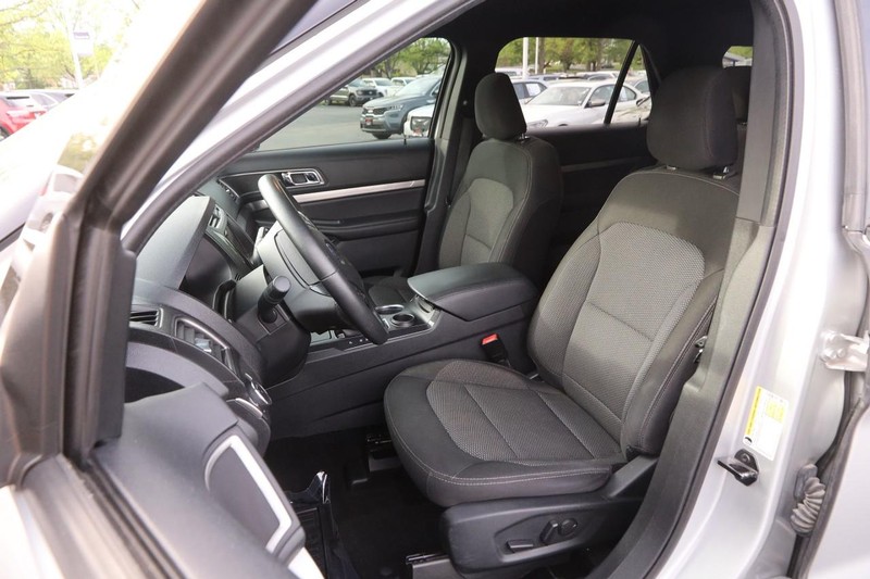Ford Explorer Vehicle Image 09