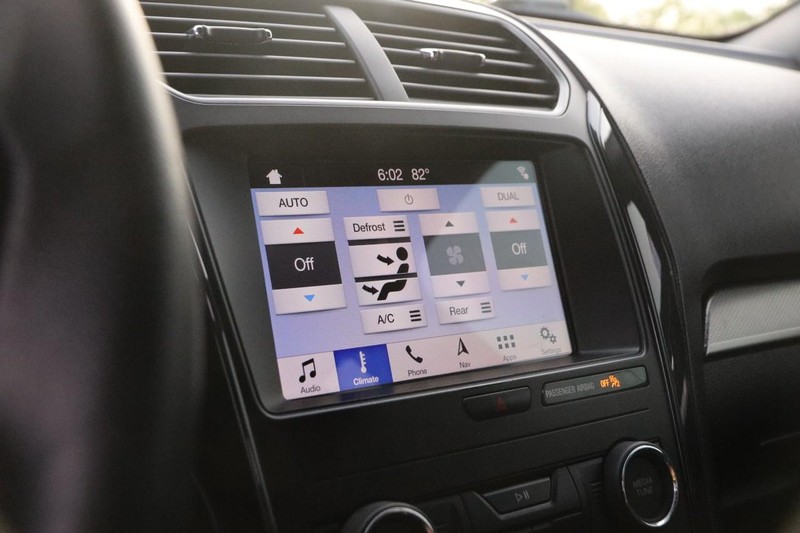 Ford Explorer Vehicle Image 17