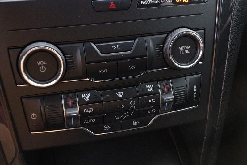 Ford Explorer Vehicle Image 19