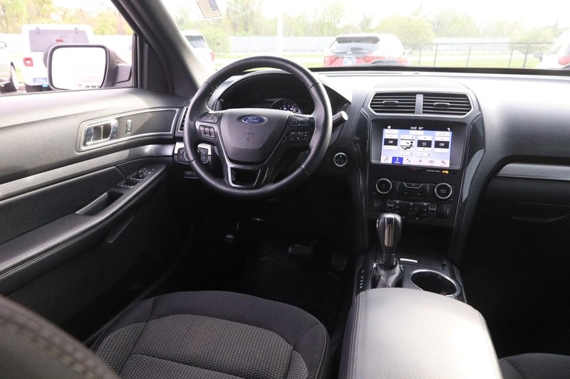 Ford Explorer Vehicle Image 22