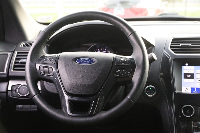 Ford Explorer Vehicle Image 23