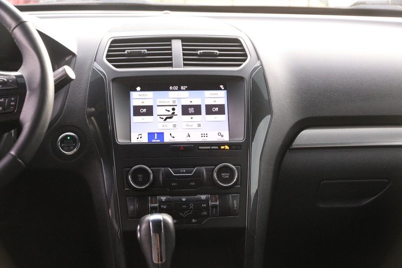 Ford Explorer Vehicle Image 24